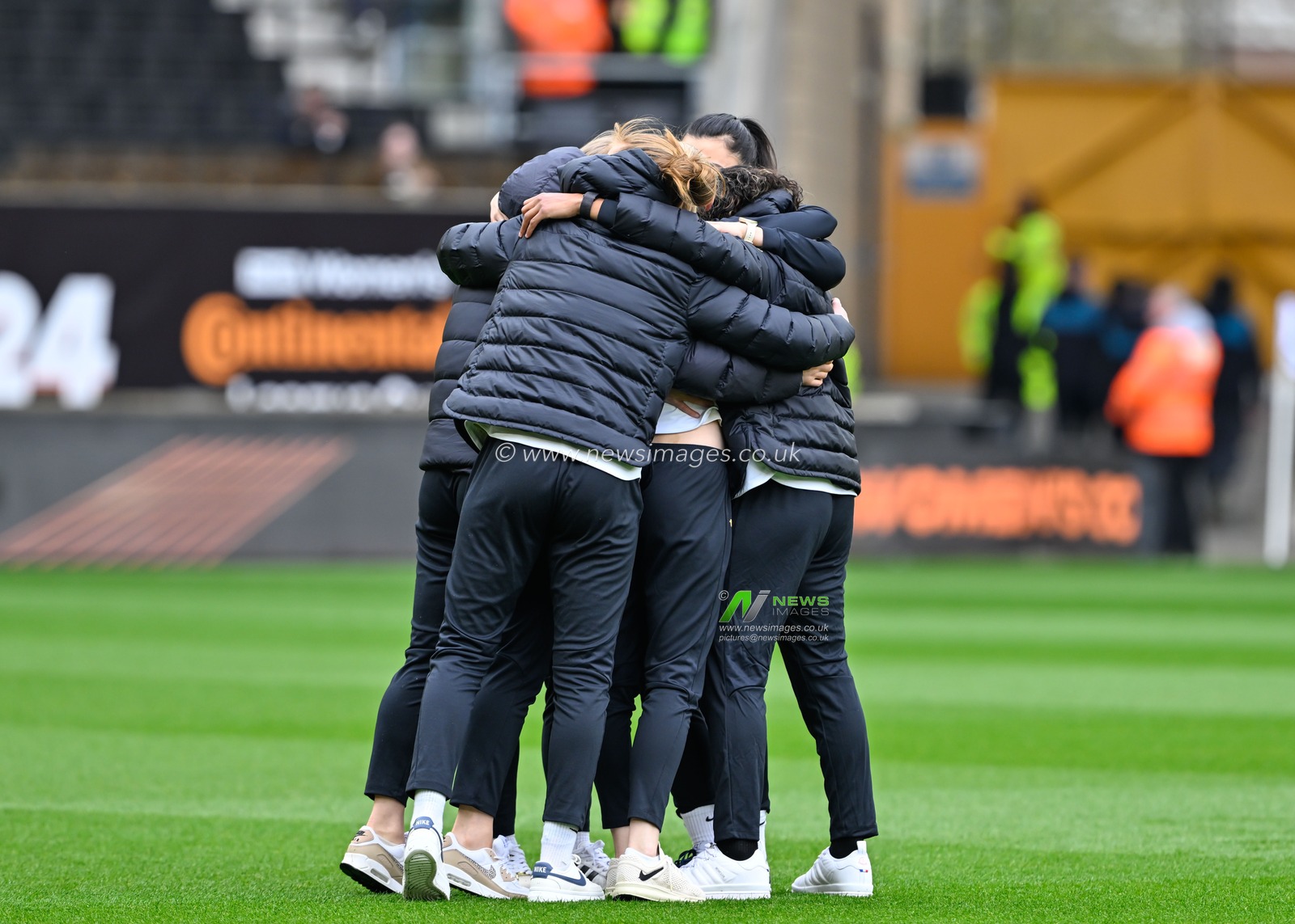 Chelsea squad have a huddle as they inspect the pitch ahead of the match, during the FA Women's League Cup Final match Arsenal Women vs Chelsea FC Women at Molineux, Wolverhampton, United Kingdom, 31st March 2024

(Photo by Cody Froggatt/News Images)