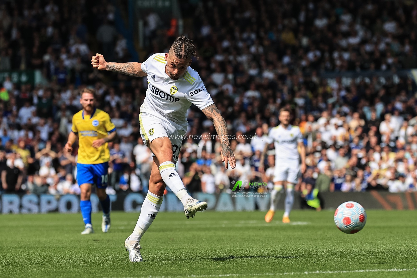 Kalvin Phillips #23 of Leeds United shoots just wide of goal