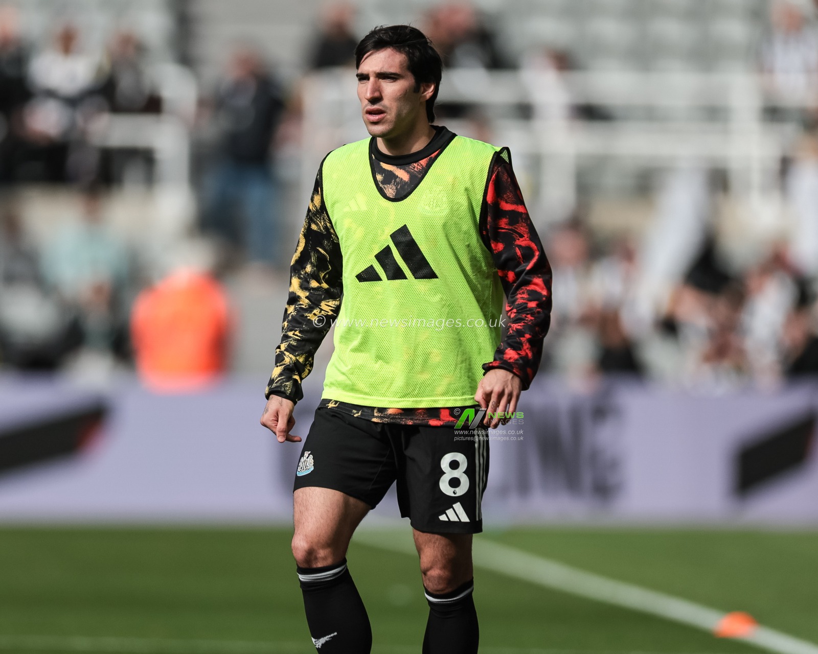 Sandro Tonali of Newcastle Untied in the pregame warmup session during the Premier League match Newcastle United vs Nottingham Forest at St. James's Park, Newcastle, United Kingdom, 5th October 2025

(Photo by Mark Cosgrove/News Images)