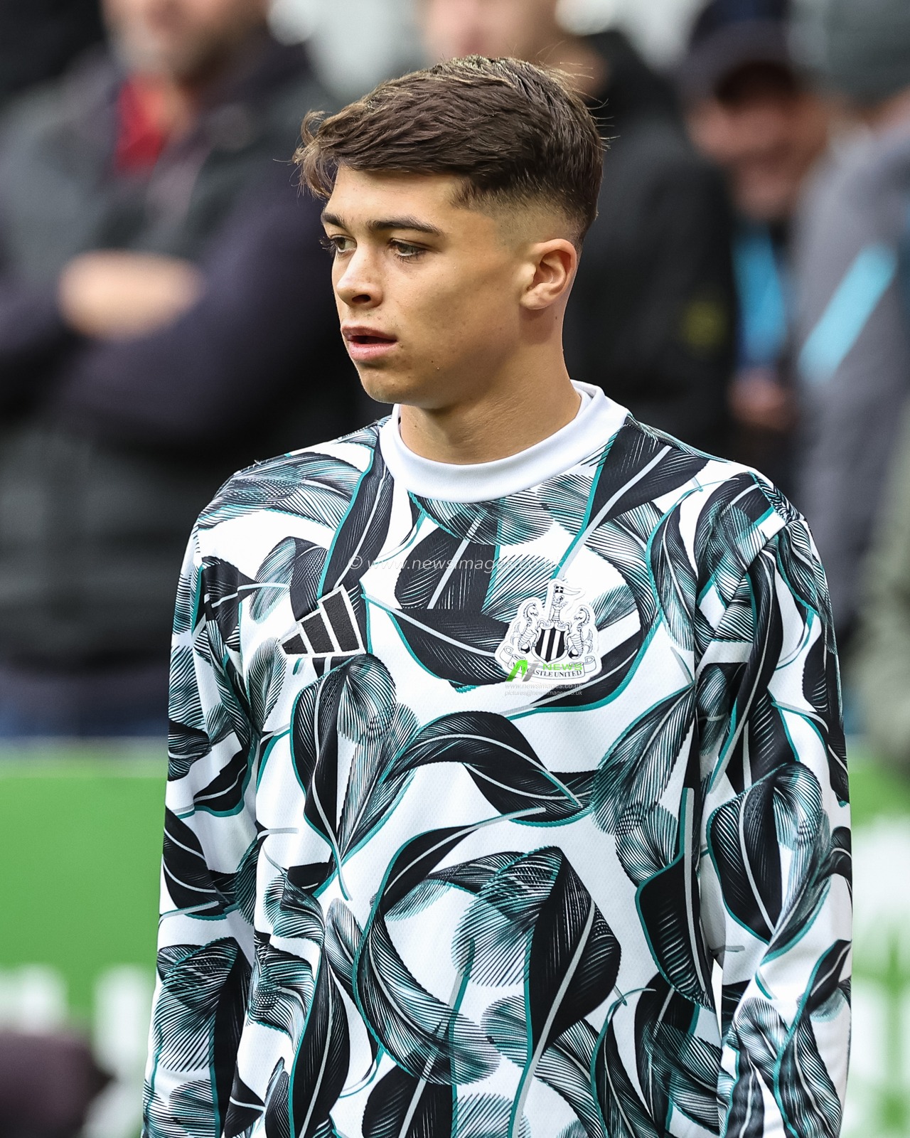 Lewis Miley of Newcastle United in the pregame warmup session during the Premier League match Newcastle United vs Arsenal at St. James's Park, Newcastle, United Kingdom, 2nd November 2024

(Photo by Mark Cosgrove/News Images)