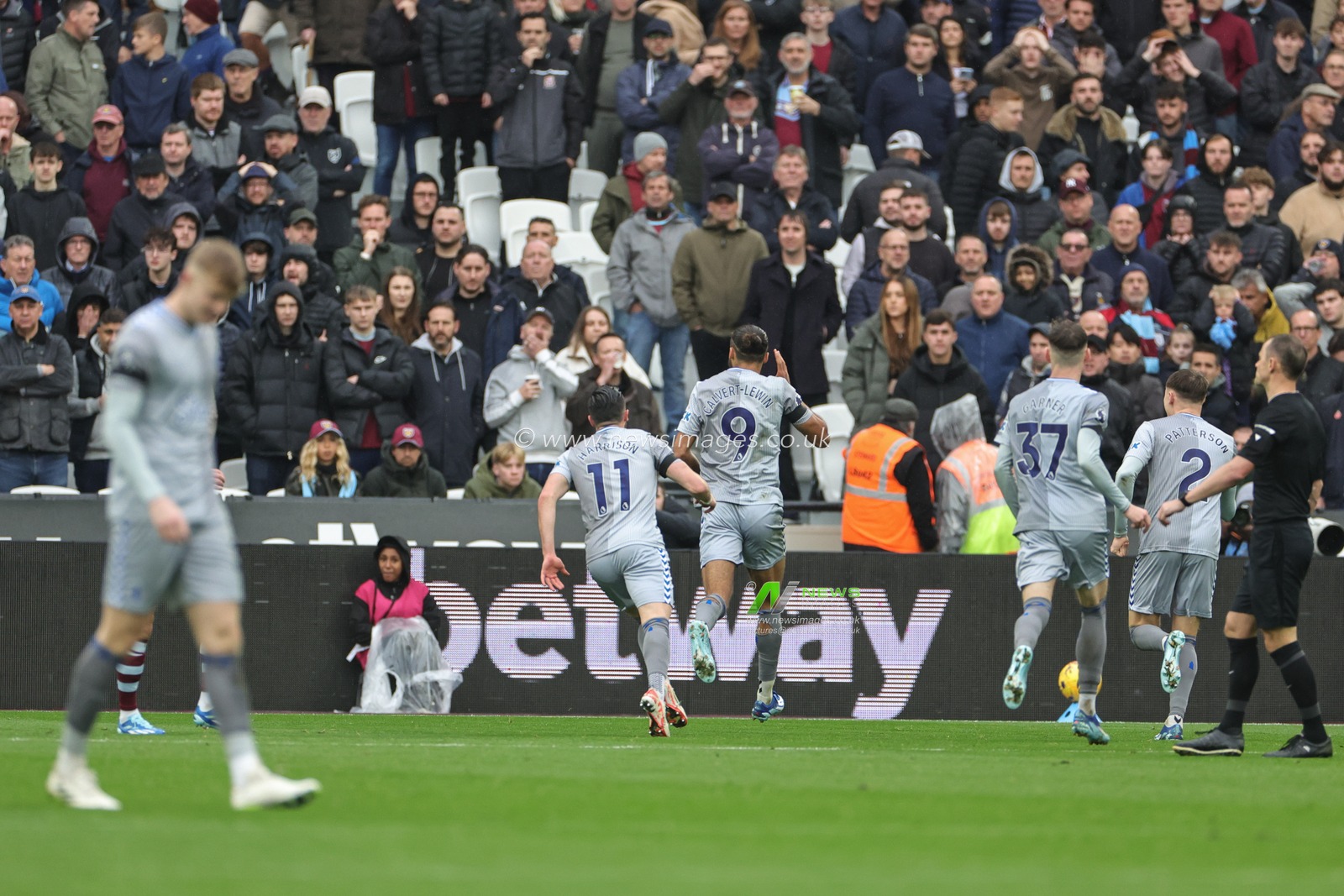 Dominic Calvert-Lewin #9 of Everton celebrates his goal to make it 0-1 during the Premier League match West Ham United vs Everton at London Stadium, London, United Kingdom, 29th October 2023

(Photo by Mark Cosgrove/News Images)