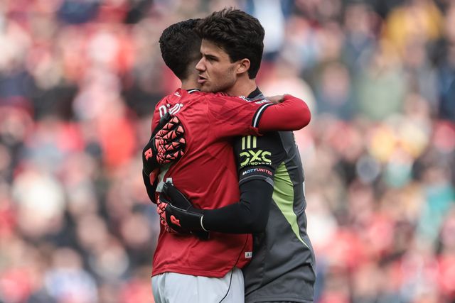 Senne Lammens of Manchester United embraces Diogo Dalot of Manchester United during the Premier League match Manchester United vs Sunderland at Old Trafford, Manchester, United Kingdom, 4th October 2025

(Photo by Mark Cosgrove/News Images)