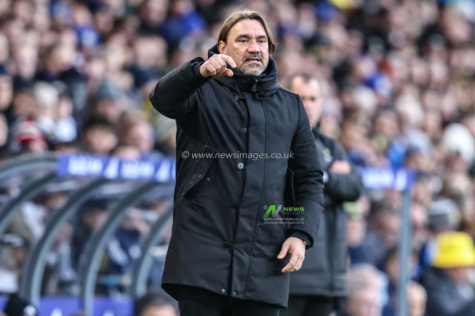 Daniel Farke manager of Leeds United gives his team instructions during the Premier League match Leeds United vs Aston Villa at Elland Road, Leeds, United Kingdom, 23rd November 2025

(Photo by Alfie Cosgrove/News Images)

*** GER AUT SUI OUT ***
