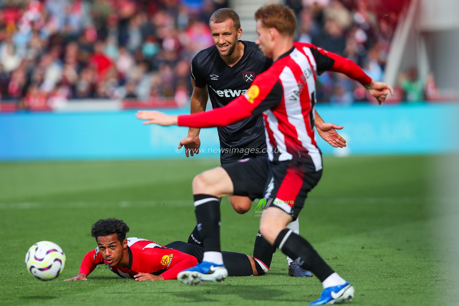 Fabio Carvalho of Brentford is challenged by Tomas Soucek of West Ham United during the Premier League match Brentford vs West Ham United at The Gtech Community Stadium, London, United Kingdom, 28th September 2024

(Photo by Izzy Poles/News Images)