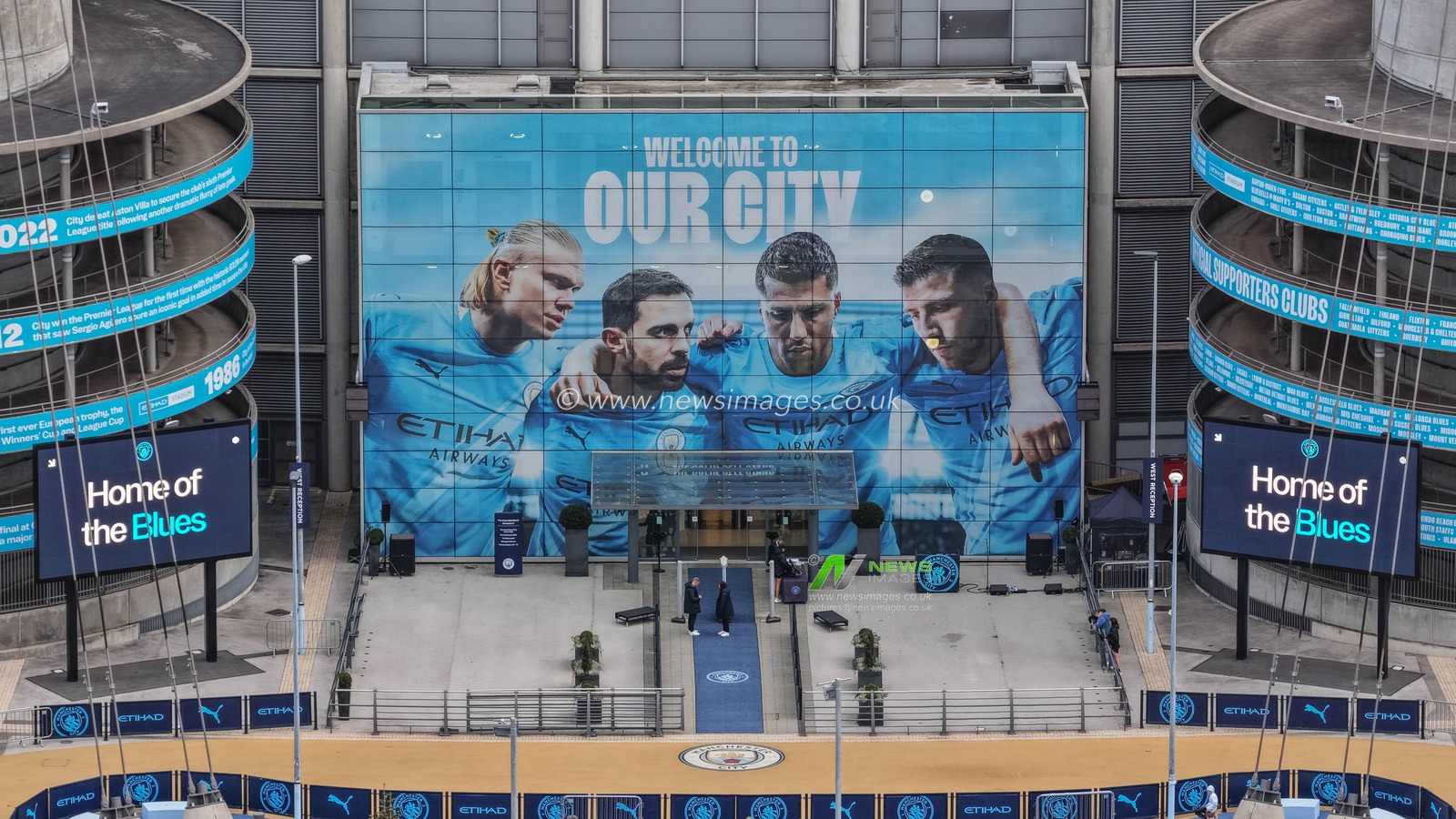 The Players entrance with a Erling Haaland, Bernardo Silva, Rodrigo and and Ruben Dias of Manchester City mural on the wall during the Premier League match Manchester City vs Liverpool at Etihad Stadium, Manchester, United Kingdom, 9th November 2025

(Photo by Mark Cosgrove/News Images)

*** GER AUT SUI OUT ***