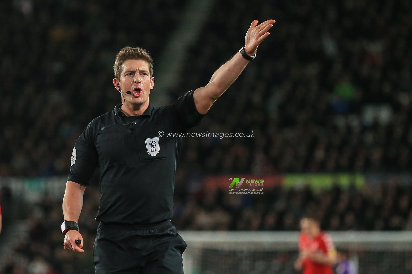1st January 2019, Pride Park, Derby, England; Sky Bet Championship, Derby County vs Middlesbrough ; referee Robert Jones gives a corner 

Credit: Mark Cosgrove/News Images 

English Football League images are subject to DataCo Licence
