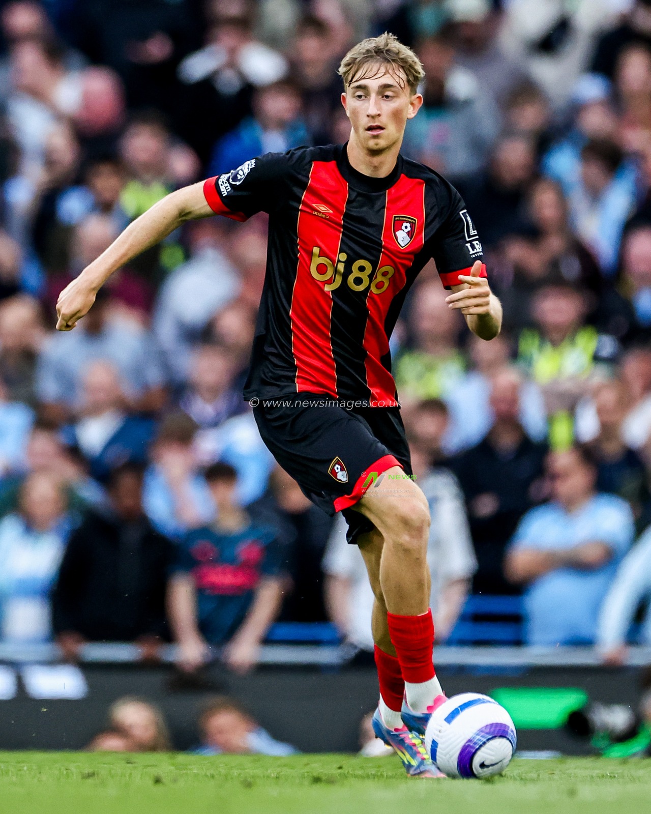 Dean Huijsen of AFC Bournemouth runs with the ball during the Premier League match Manchester City vs Bournemouth at Etihad Stadium, Manchester, United Kingdom, 20th May 2025

(Photo by Mark Cosgrove/News Images)