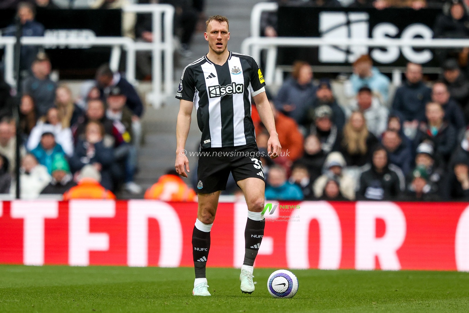 Dan Burn of Newcastle United runs with the ball during the Premier League match Newcastle United vs Nottingham Forest at St. James's Park, Newcastle, United Kingdom, 23rd February 2025

(Photo by Alfie Cosgrove/News Images)
