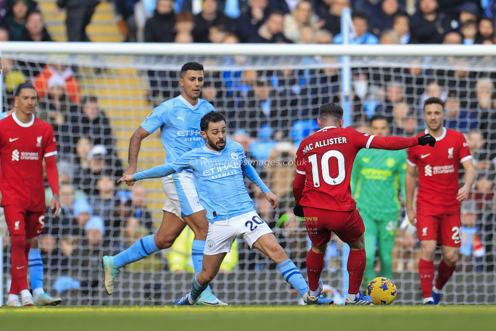 Bernardo Silva #20 of Manchester City and Alexis MacAllister #10 of Liverpool challenge for the ball during the Premier League match Manchester City vs Liverpool at Etihad Stadium, Manchester, United Kingdom, 25th November 2023

(Photo by Conor Molloy/News Images)