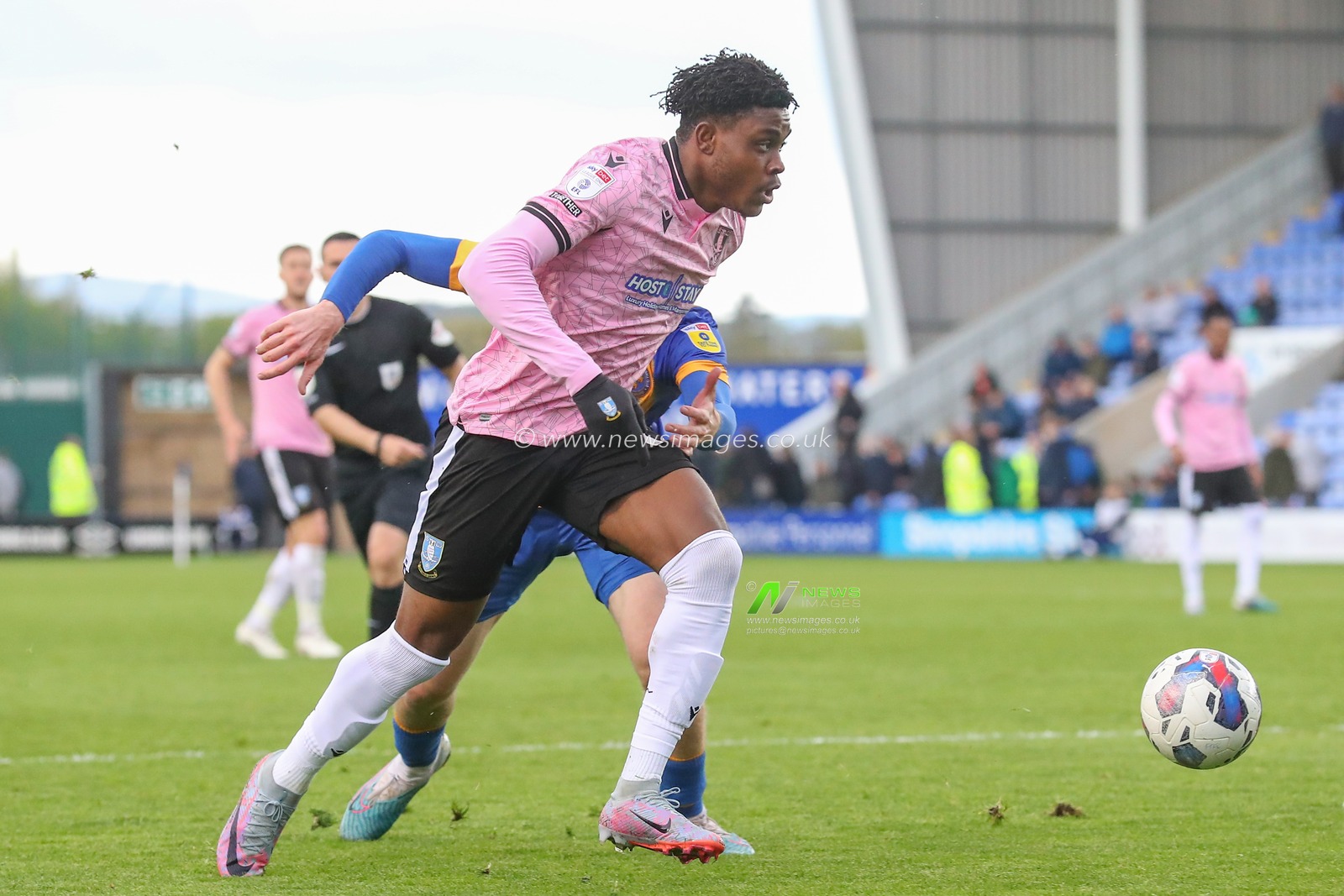 Fisayo Dele-Bashiru #17 of Sheffield Wednesday breaks with the ball during the Sky Bet League 1 match Shrewsbury Town vs Sheffield Wednesday at Greenhous Meadow, Shrewsbury, United Kingdom, 29th April 2023

(Photo by Gareth Evans/News Images)