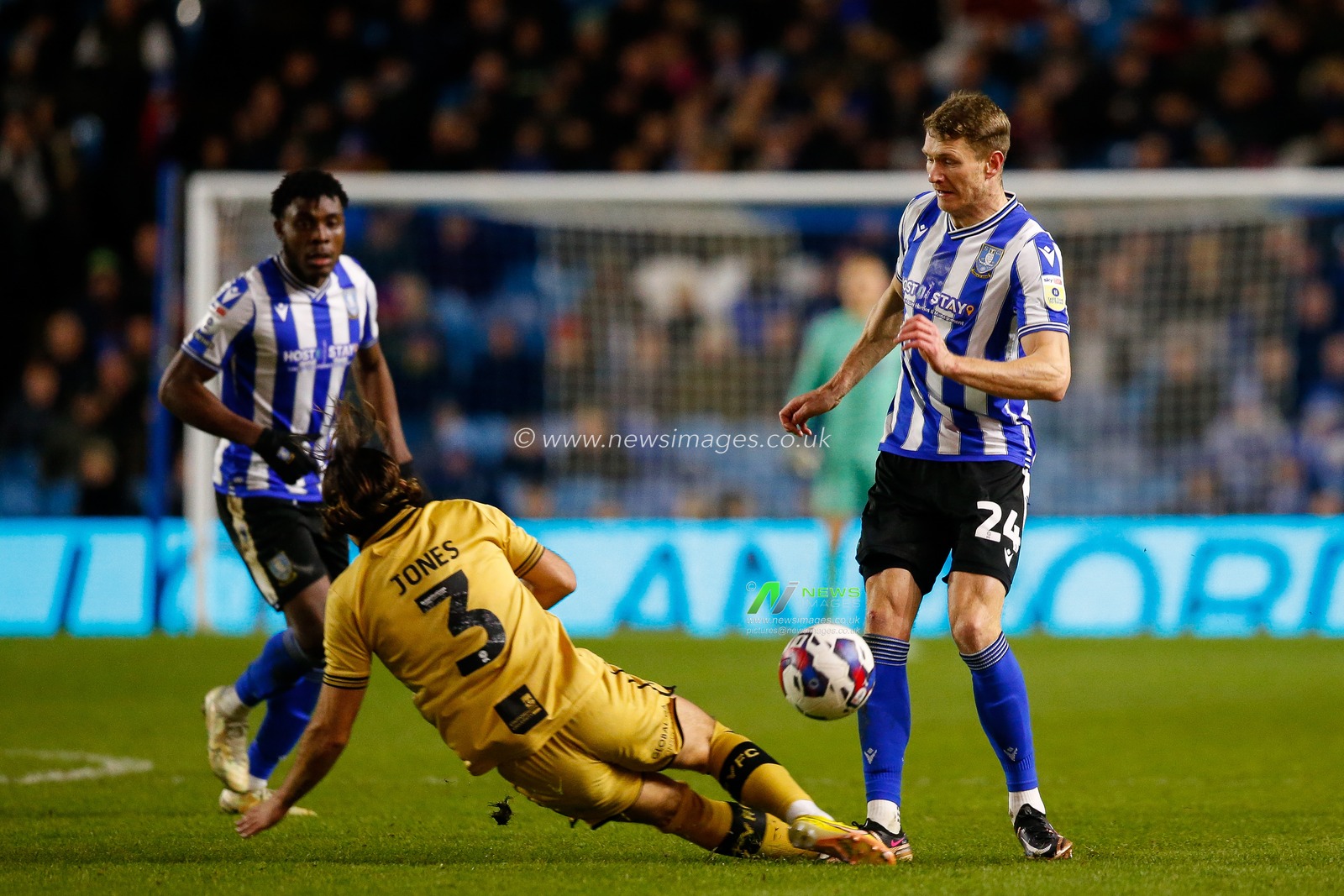 Dan Jones #3 of Port Vale and Michael Smith #24 of Sheffield Wednesday during the Sky Bet League 1 match Sheffield Wednesday vs Port Vale at Hillsborough, Sheffield, United Kingdom, 29th December 2022

(Photo by Ben Early/News Images)