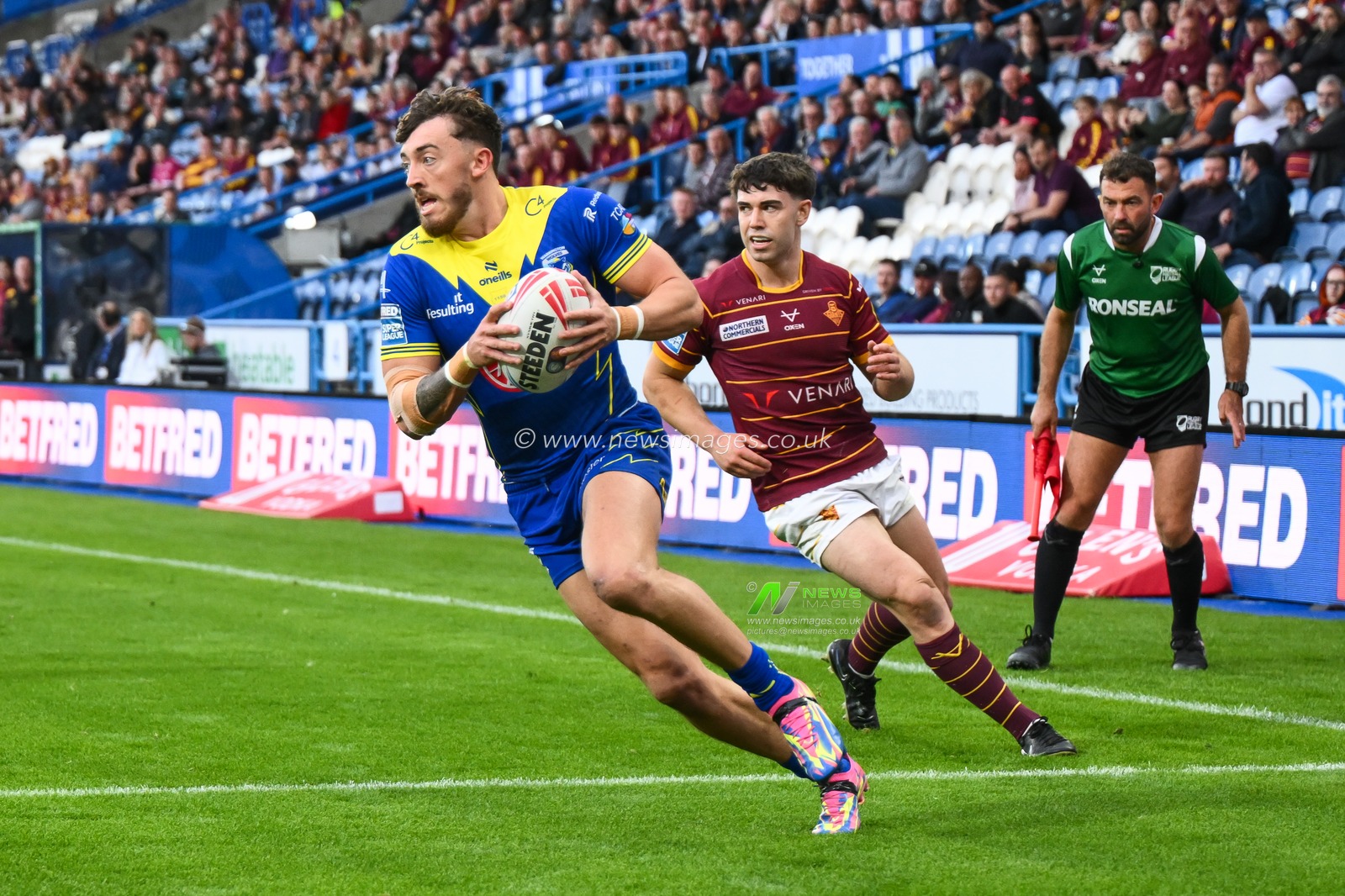 Matty Ashton of Warrington Wolves goes over for a try during the Betfred Super League Round 26 match Huddersfield Giants vs Warrington Wolves at John Smith's Stadium, Huddersfield, United Kingdom, 14th September 2024

(Photo by Craig Thomas/News Images)