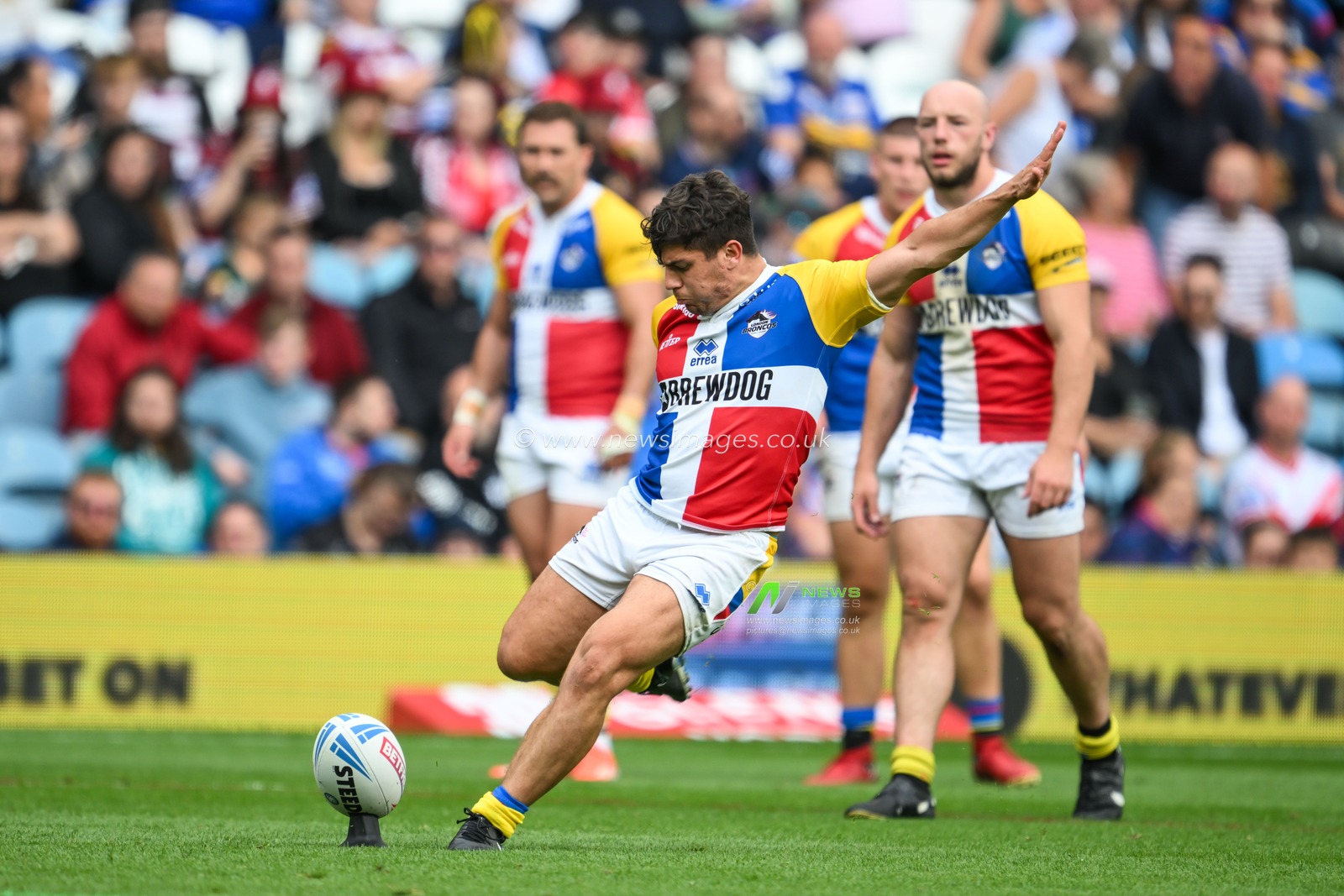Oliver Leyland of London Broncos kicks a penalty during the Magic Weekend match Hull FC vs London Broncos at Elland Road, Leeds, United Kingdom, 17th August 2024

(Photo by Craig Thomas/News Images)