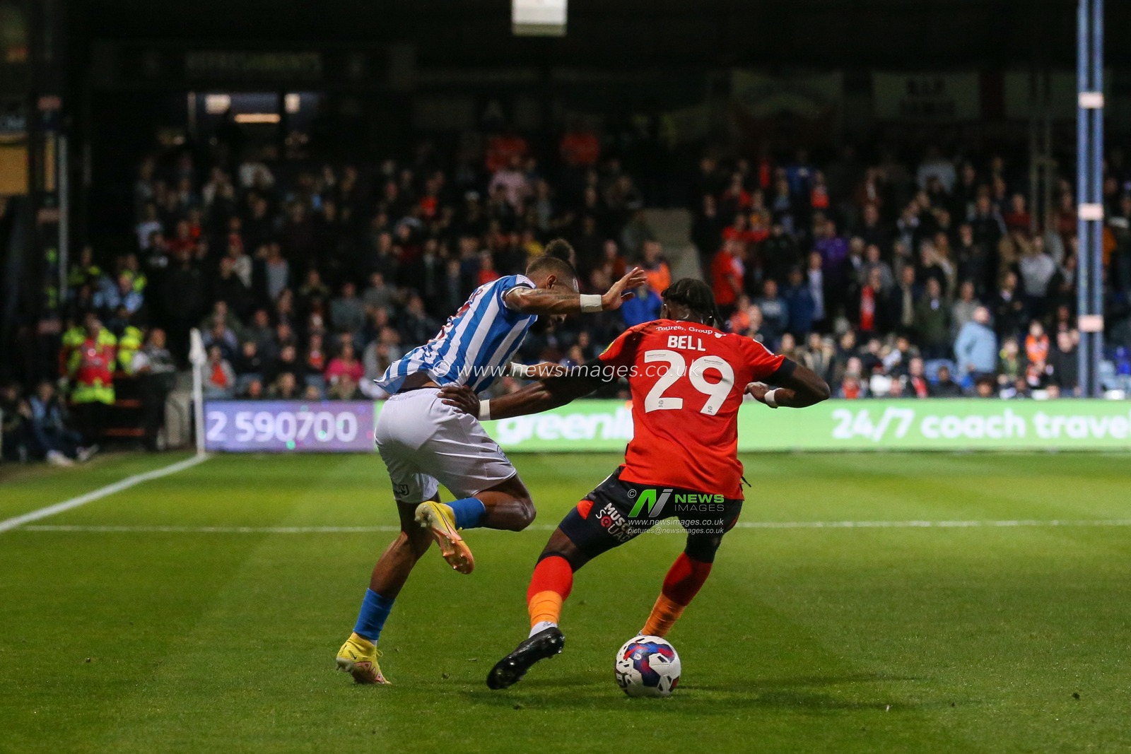 Sorba Thomas #7 of Huddersfield Town and Amariâ€™i Bell #29 of Luton Town tussle for the ball during the Sky Bet Championship match Luton Town vs Huddersfield Town at Kenilworth Road, Luton, United Kingdom, 4th October 2022

(Photo by Arron Gent/News Images)