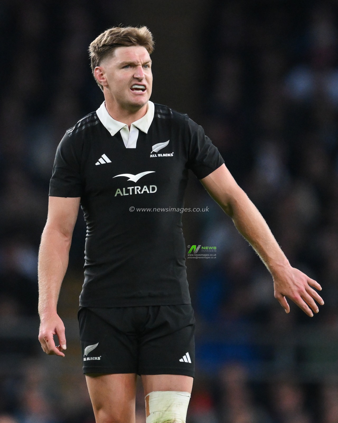 Jordie Barrett of New Zealand gives his team instructions during the Autumn Nations Series match England vs New Zealand at Allianz Stadium,, Twickenham, United Kingdom, 2nd November 2024

(Photo by Craig Thomas/News Images)