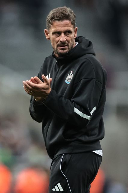 Jason Tindall assistant manager of Newcastle United applauds the fans after the final whistle during the Pre-season friendly Newcastle United vs Espanyol at St. James's Park, Newcastle, United Kingdom, 8th August 2025

(Photo by Mark Cosgrove/News Images)