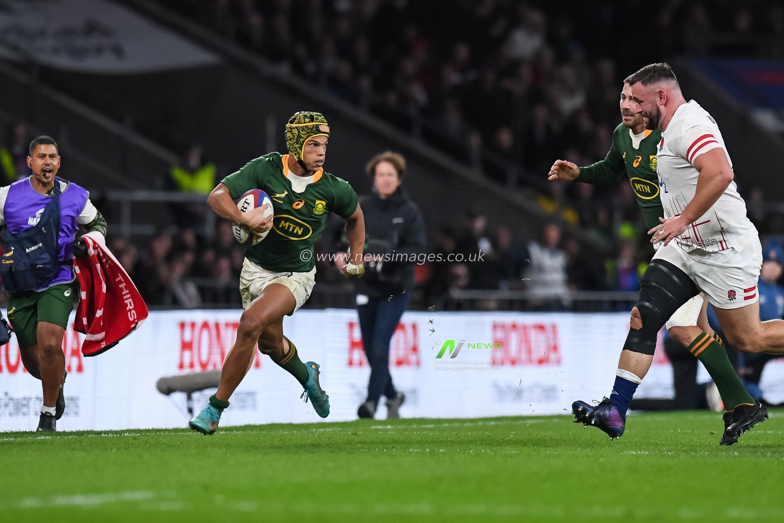 Kurt-Lee Arendse of South Africa makes a break during the Autumn internationals match England vs South Africa at Twickenham Stadium, Twickenham, United Kingdom, 26th November 2022

(Photo by Mike Jones/News Images)