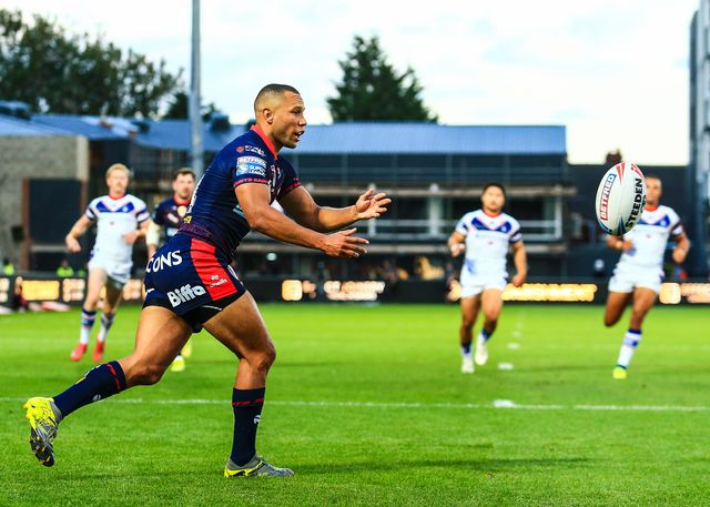 Moses Mbye of St. Helens passes the ball during the Betfred Super League round 21 match Wakefield Trinity vs St Helens at DIY Kitchens Stadium, Wakefield, United Kingdom, 8th August 2025

(Photo by Richard Bierton/News Images)