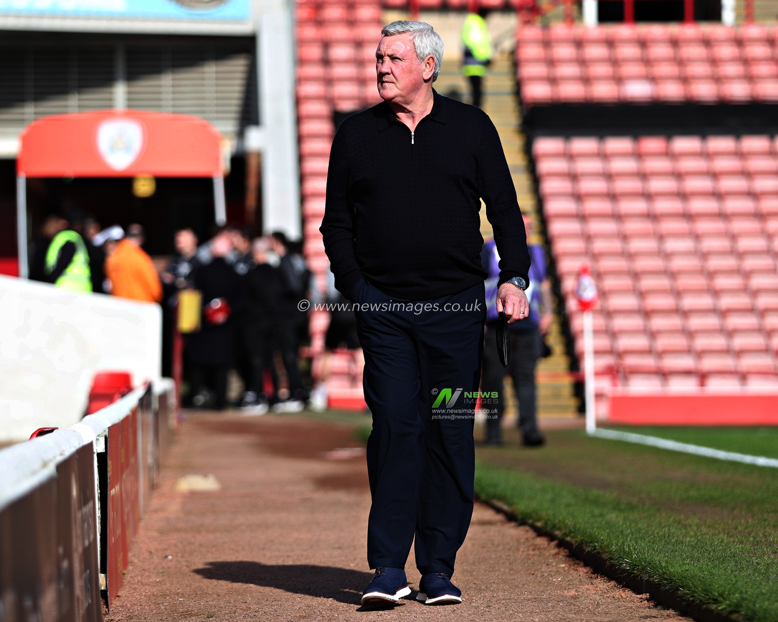 Steve Bruce of Blackpool F.C. before the Sky Bet League 1 match Barnsley vs Blackpool at Oakwell, Barnsley, United Kingdom, 8th March 2025

(Photo by Sam Eaden/News Images)