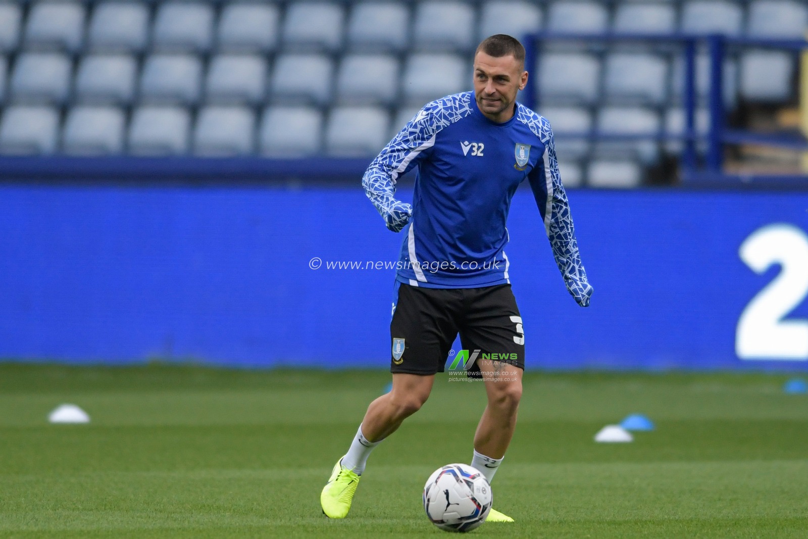 Jack Hunt #32 of Sheffield Wednesday warming up before the game