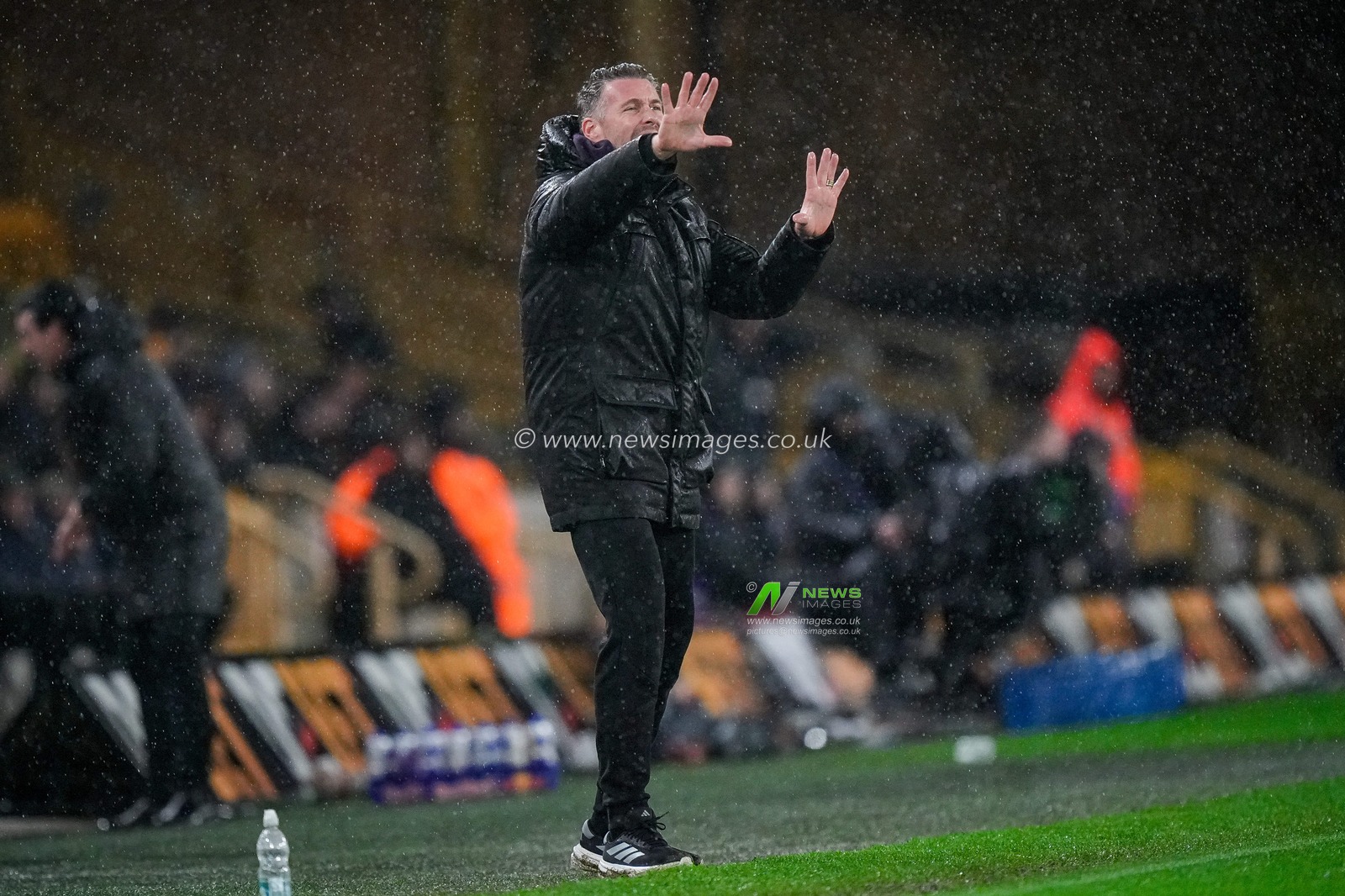 Rob Edwards manager of Wolverhampton Wanderers gives his team instructions  during the Premier League match Wolverhampton Wanderers vs Aston Villa at Molineux, Wolverhampton, United Kingdom on 27 February 2026

(Photo by Maynard Manyowa/News Images)