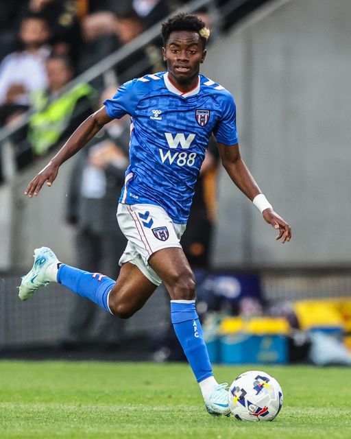 Simon Adingra of Sunderland breaks with the ball during the Pre-season friendly match Hull City vs Sunderland at MKM Stadium, Hull, United Kingdom, 29th July 2025

(Photo by Alfie Cosgrove/News Images)