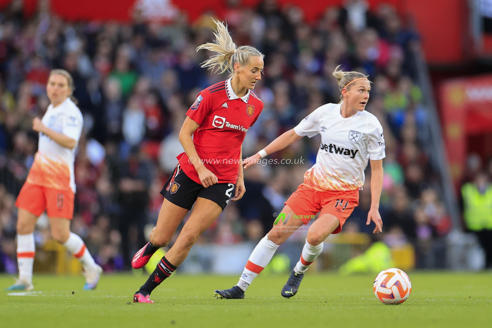 Millie Turner #21 of Manchester United controls the ball during the FA Women's Super League match Manchester United Women vs West Ham United Women at Old Trafford, Manchester, United Kingdom, 25th March 2023

(Photo by Conor Molloy/News Images)