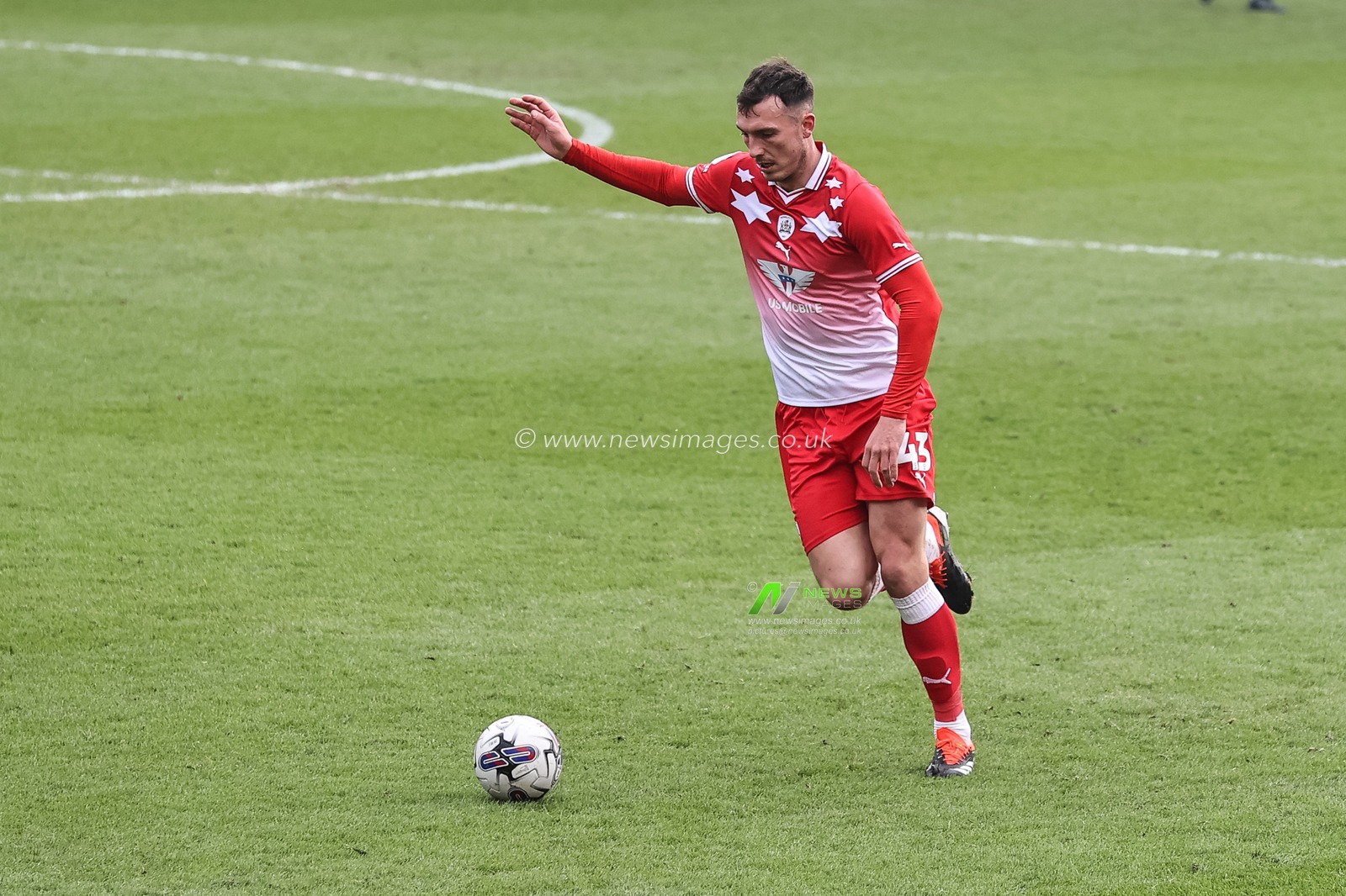 Josh Earl of Barnsley crosses the ball during the Sky Bet League 1 match Barnsley vs Lincoln City at Oakwell, Barnsley, United Kingdom, 9th March 2024

(Photo by Mark Cosgrove/News Images)