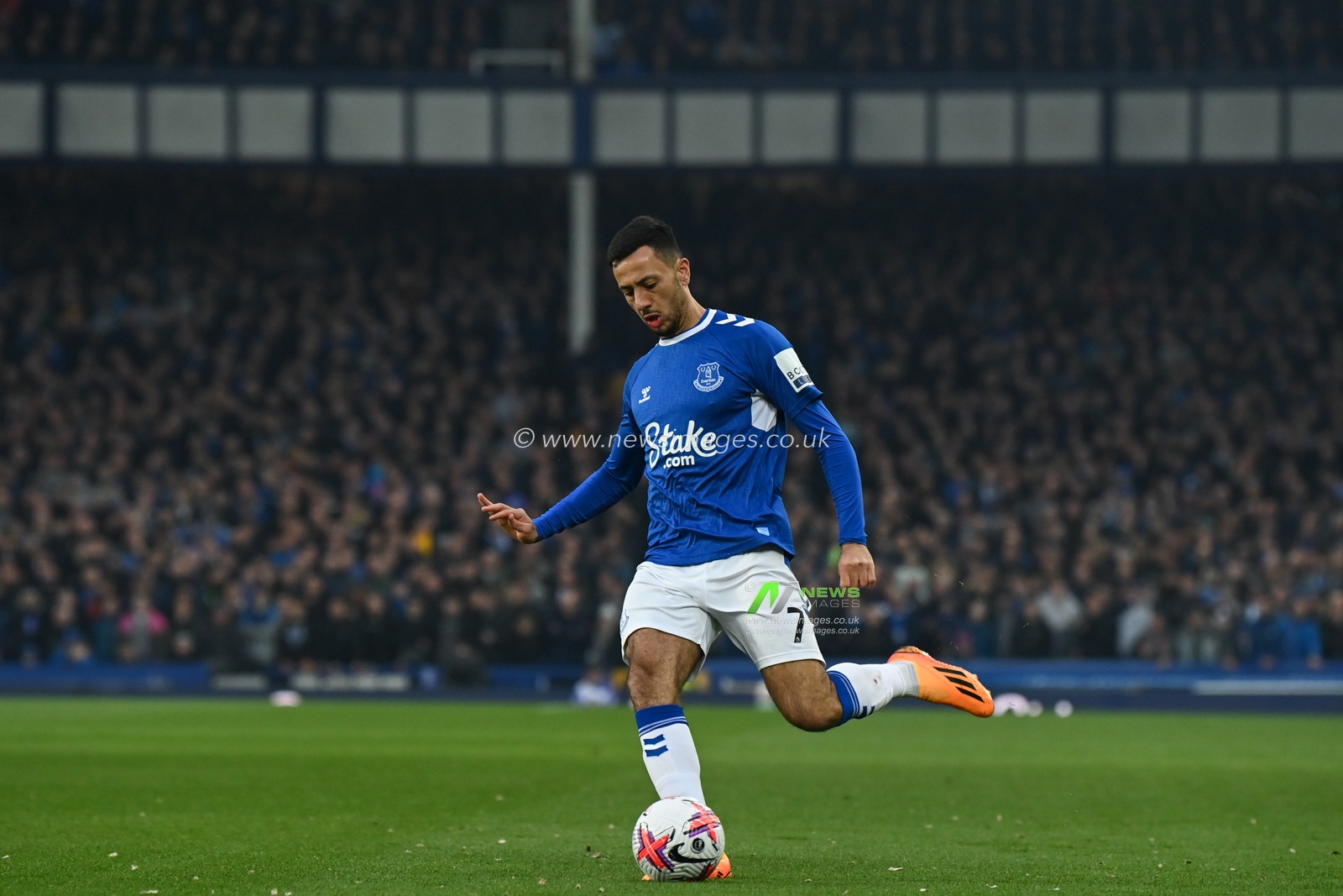 Dwight McNeil #7 of Everton crosses the ball during the Premier League match Everton vs Newcastle United at Goodison Park, Liverpool, United Kingdom, 27th April 2023

(Photo by Craig Thomas/News Images)