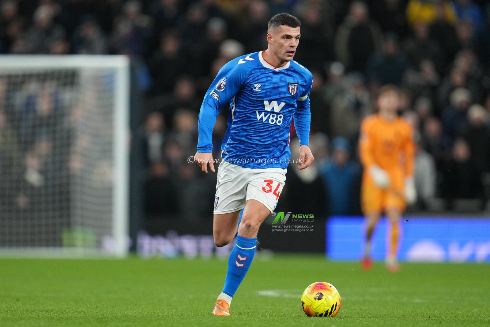 Granit Xhaka of Sunderland on the ball during the Premier League match Tottenham Hotspur vs Sunderland at Tottenham Hotspur Stadium, London, United Kingdom, 4th January 2026

(Photo by Harvey Murphy/News Images)

*** GER AUT SUI OUT ***