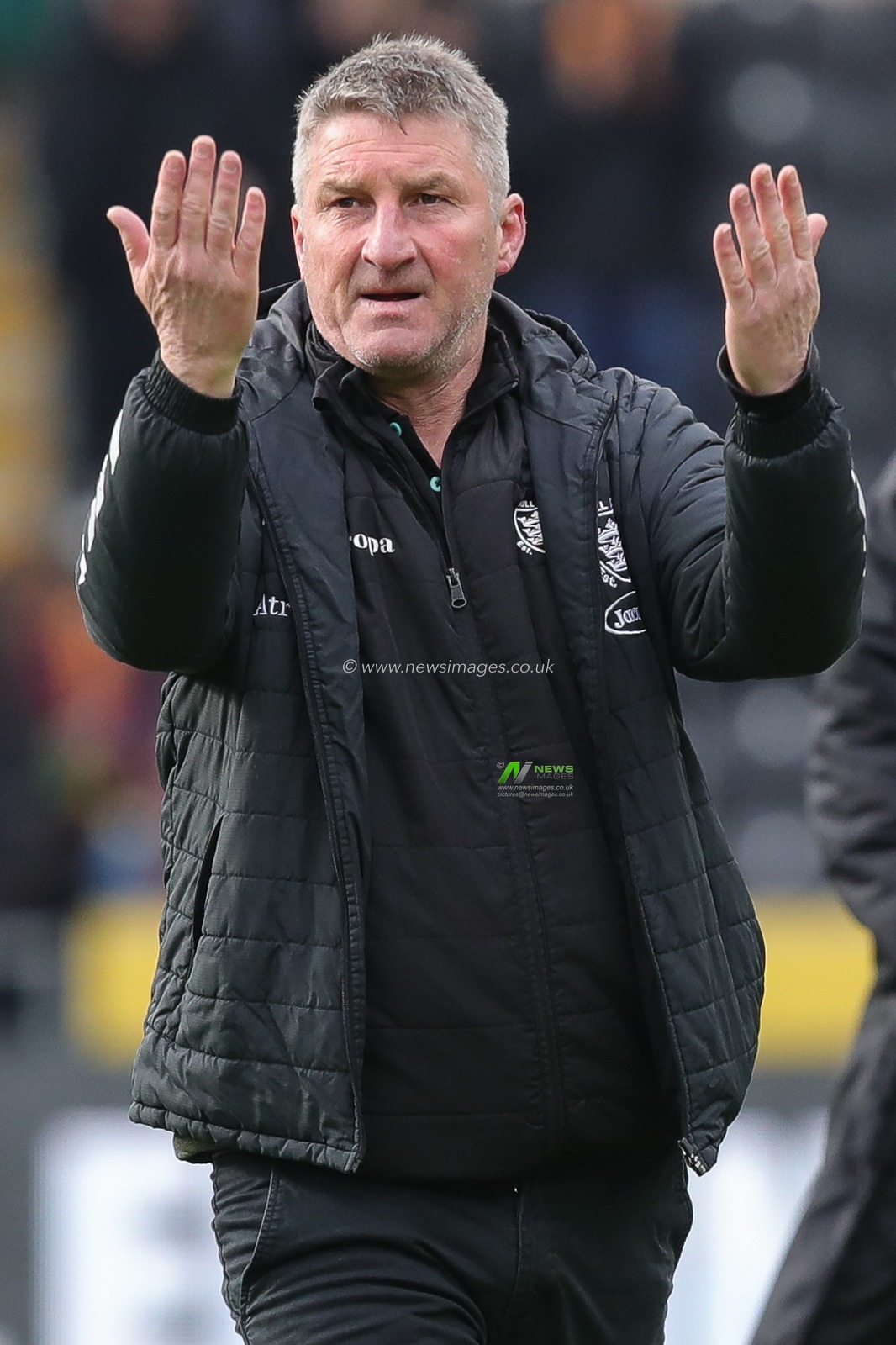 Tony Smith Head Coach of Hull FC encourages the fans to cheer on the team after the Betfred Super League Round 10 match Hull FC vs Huddersfield Giants at MKM Stadium, Hull, United Kingdom, 23rd April 2023

(Photo by James Heaton/News Images)