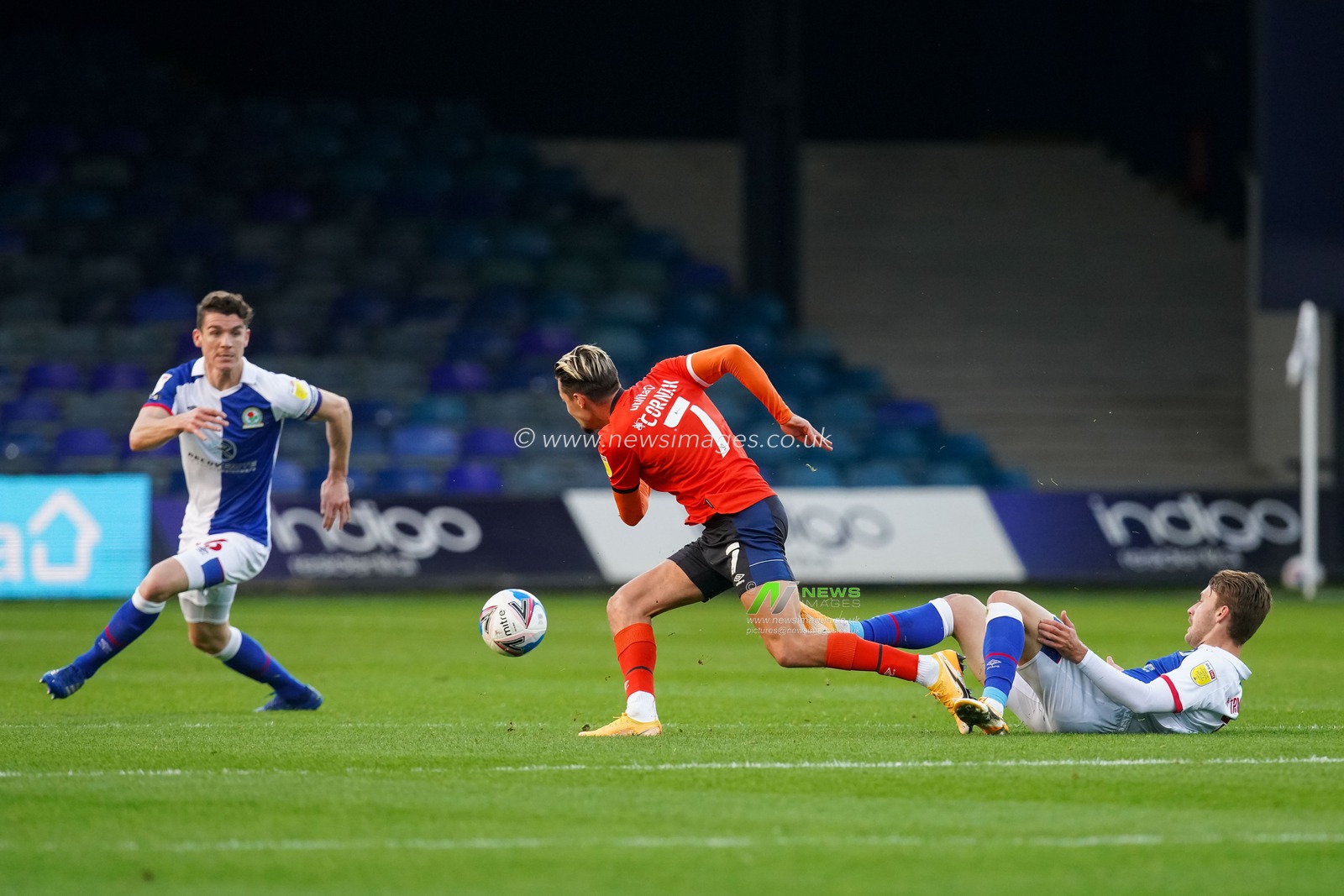 Darragh Lenihan #26 of Blackburn Rovers battles with Harry Cornick #7 of Luton Town