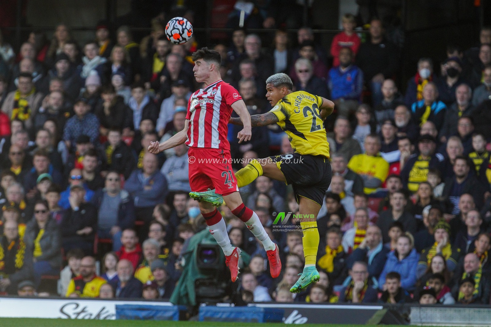 Cucho Hernandez #29 of Watford battle for the ball with Tino Livramento #21 of Southampton