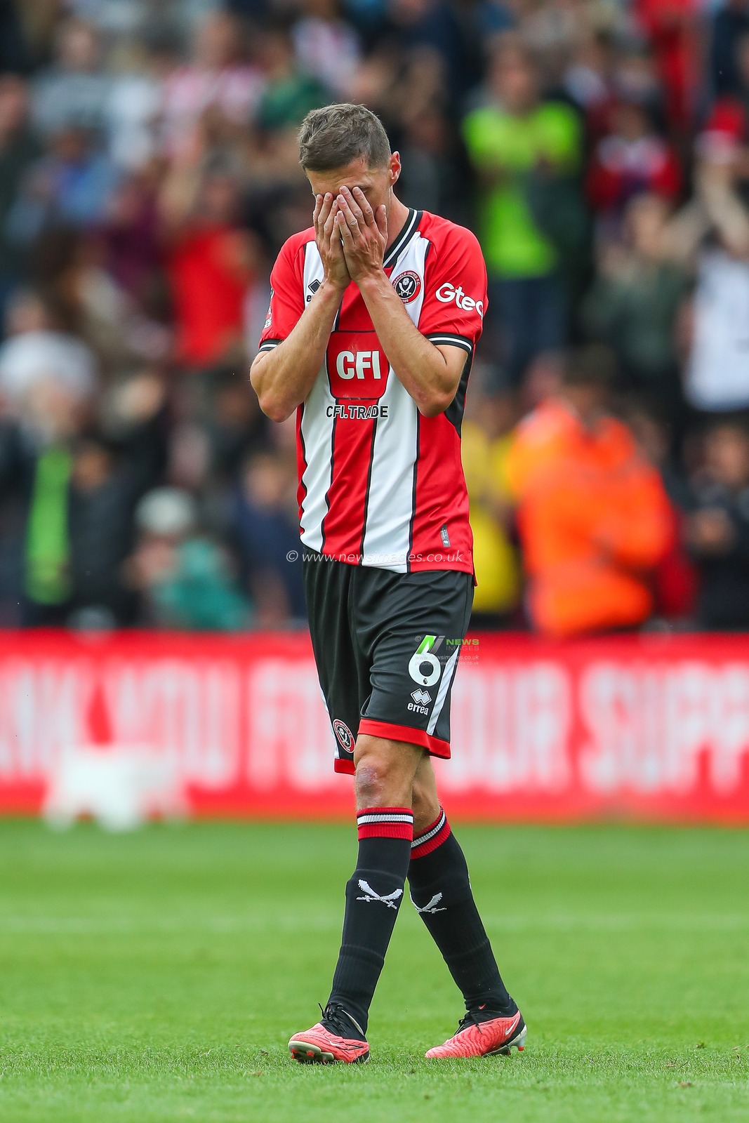 Chris Basham #6 of Sheffield United is dejected at the end of the Premier League match Sheffield United vs Manchester City at Bramall Lane, Sheffield, United Kingdom, 27th August 2023

(Photo by Gareth Evans/News Images)