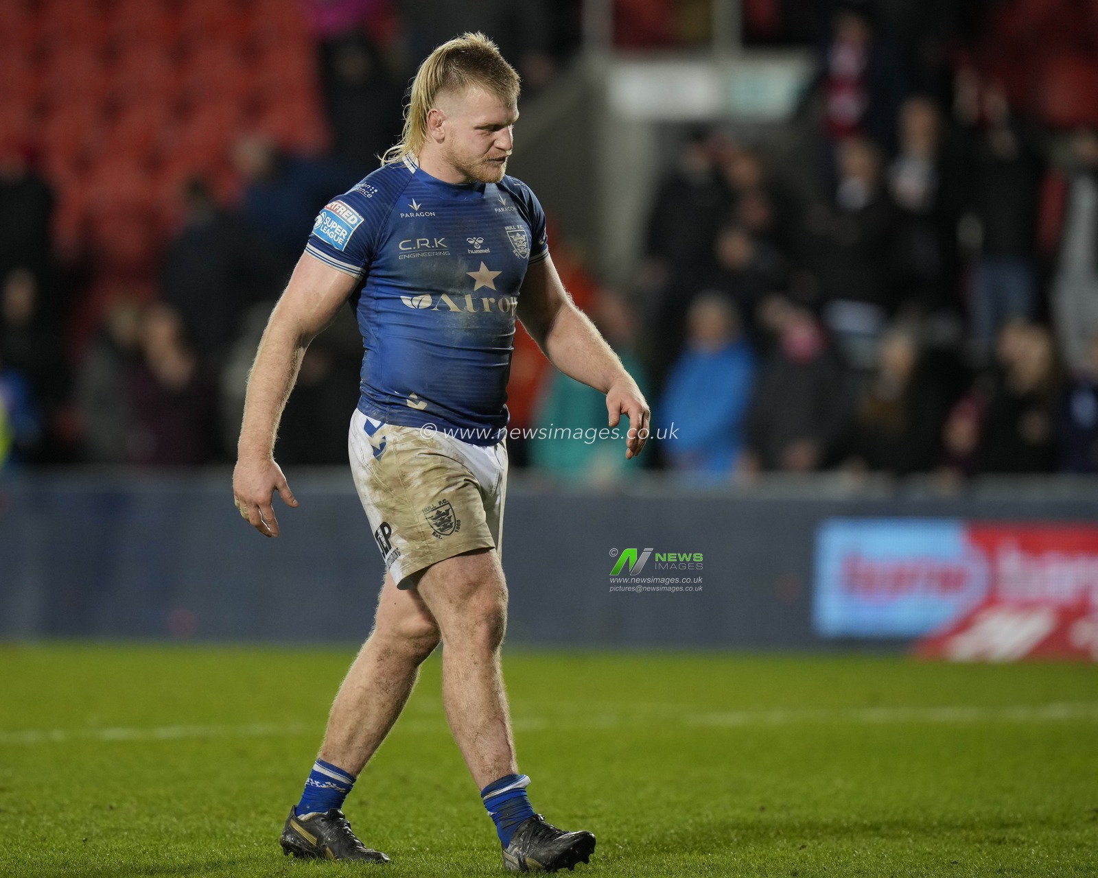 A dejected Brad Fash #13 of Hull FC salutes the fans after the Betfred Super League Round 5 match St Helens vs Hull FC at Totally Wicked Stadium, St Helens, United Kingdom, 17th March 2023

(Photo by Steve Flynn/News Images)