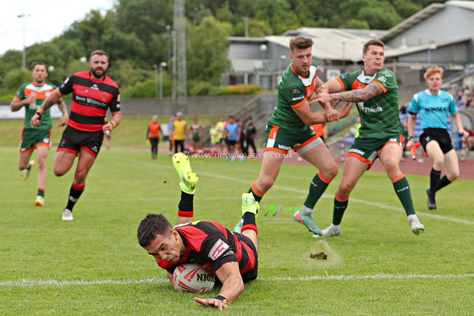 Tee Ritson of Barrow Raiders scores a try during the Betfred Championship match Hunslet RLFC vs Barrow Raiders at South Leeds Stadium, Leeds, United Kingdom, 22nd June 2025(Photo by Sam Eaden/News Images)