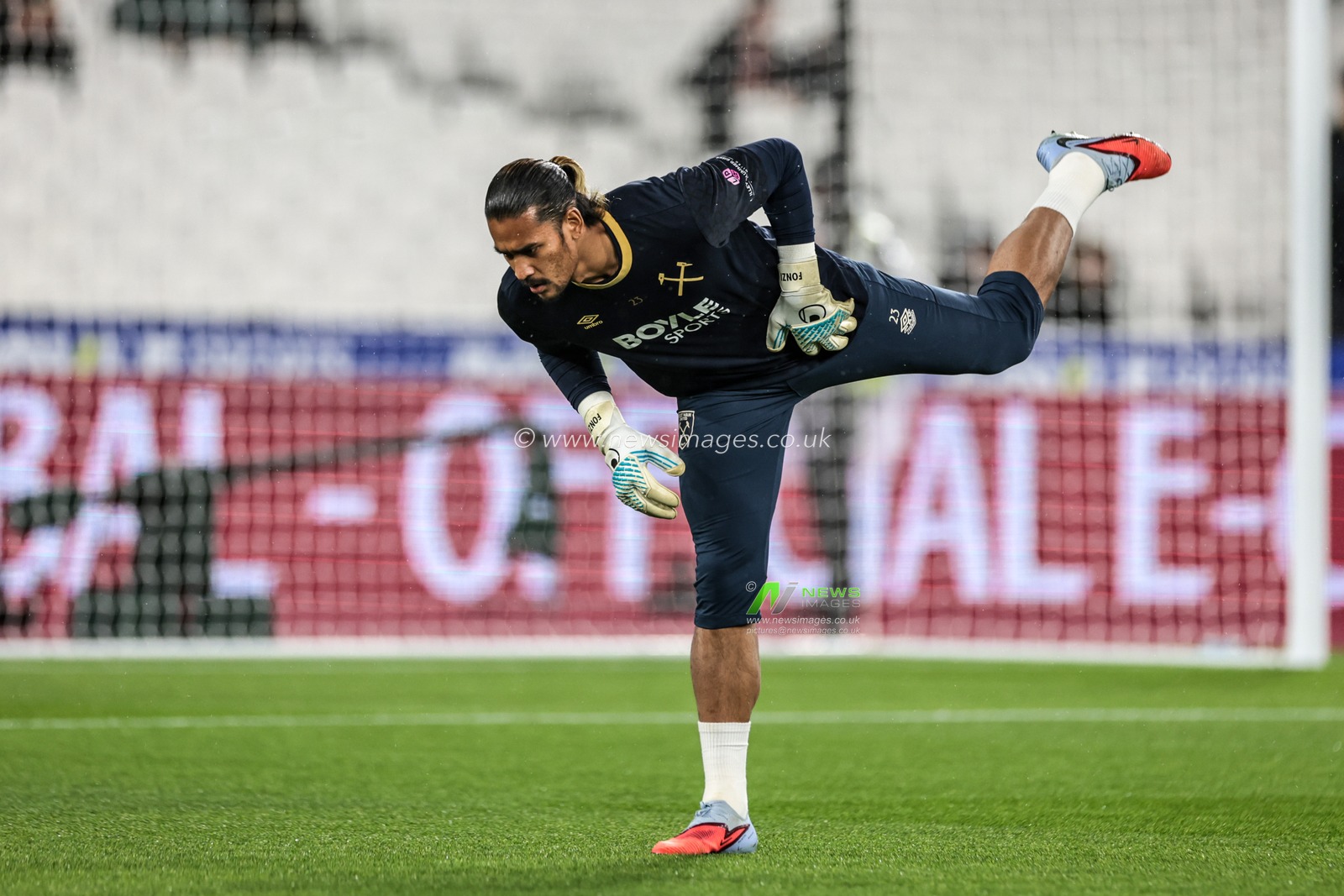 West Ham United goalkeeper Alphonse Areola in the pregame warmup session during the Premier League match West Ham United vs Brentford at London Stadium, London, United Kingdom, 20th October 2025

(Photo by Mark Cosgrove/News Images)