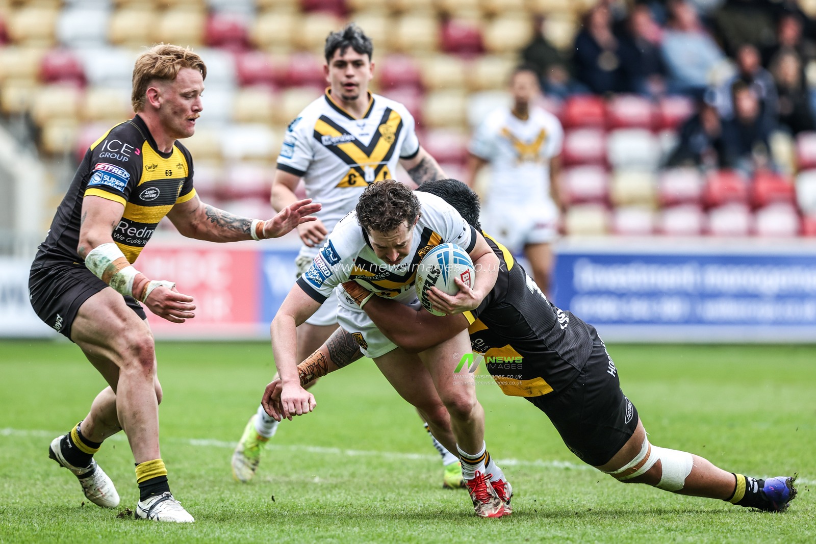 Tom Weaver of Castleford Tigers is tackled by Jack Martin of York Knights and Xavier Va'a of York Knights during the Betfred Super League round 12 match York Knights vs Castleford Tigers at LNER Community Stadium, York, United Kingdom on 16 May 2026

(Photo by Alfie Cosgrove/News Images)