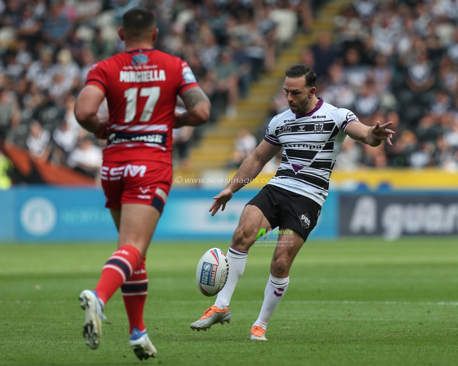 Luke Gale #7 of Hull FC puts up a high kick during the Betfred Super League match Hull FC vs Hull KR at MKM Stadium, Hull, United Kingdom, 3rd September 2022

(Photo by David Greaves Photos/ Via/News Images)