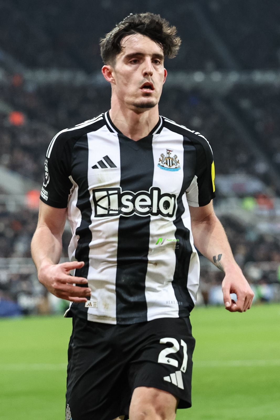 Tino Livramento of Newcastle United during the Premier League match Newcastle United vs Liverpool at St. James' Park, Newcastle, United Kingdom, 4th December 2024

(Photo by Mark Cosgrove/News Images)