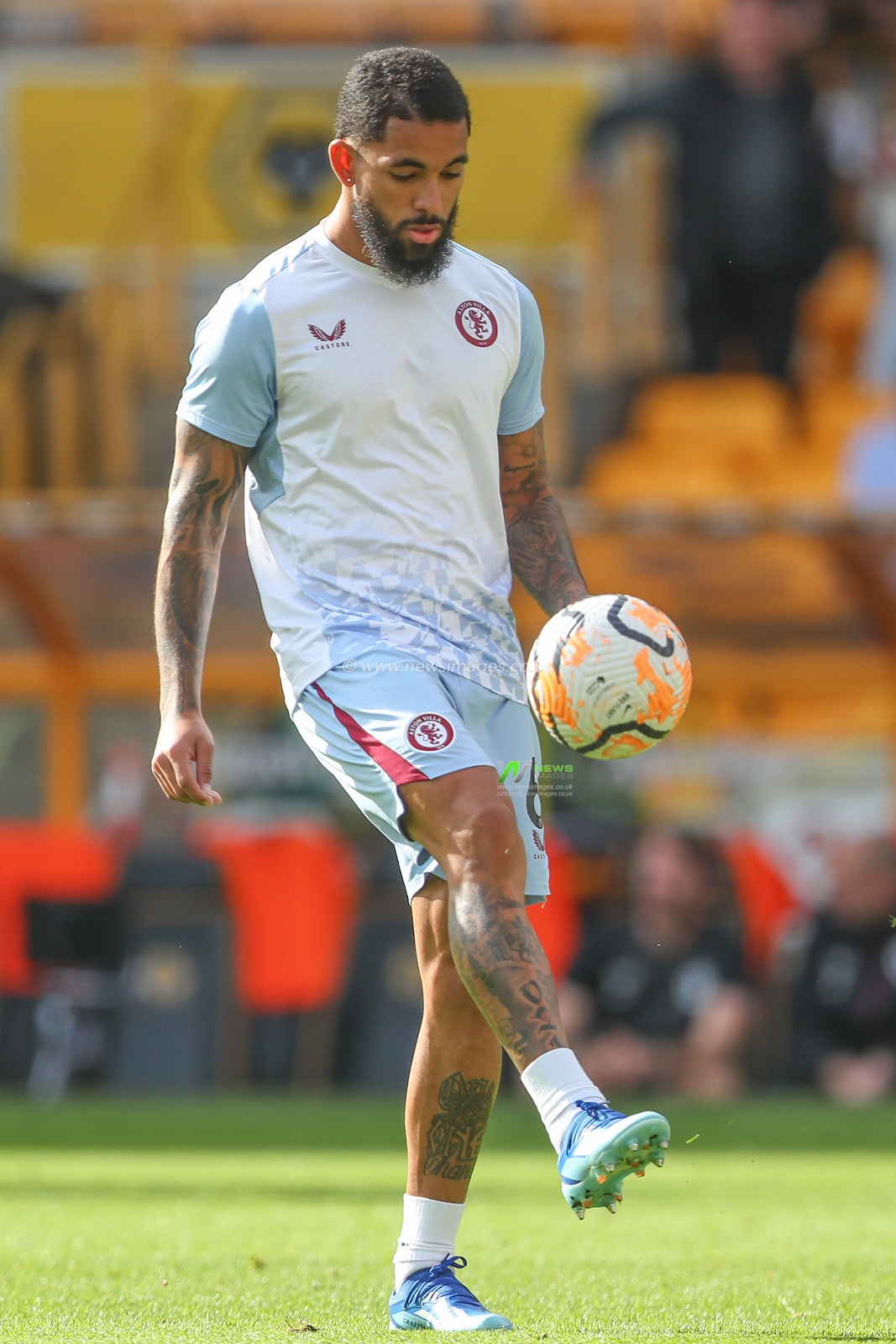Douglas Luiz #6 of Aston Villa during the pre-game warm up ahead of the Premier League match Wolverhampton Wanderers vs Aston Villa at Molineux, Wolverhampton, United Kingdom, 8th October 2023

(Photo by Gareth Evans/News Images)