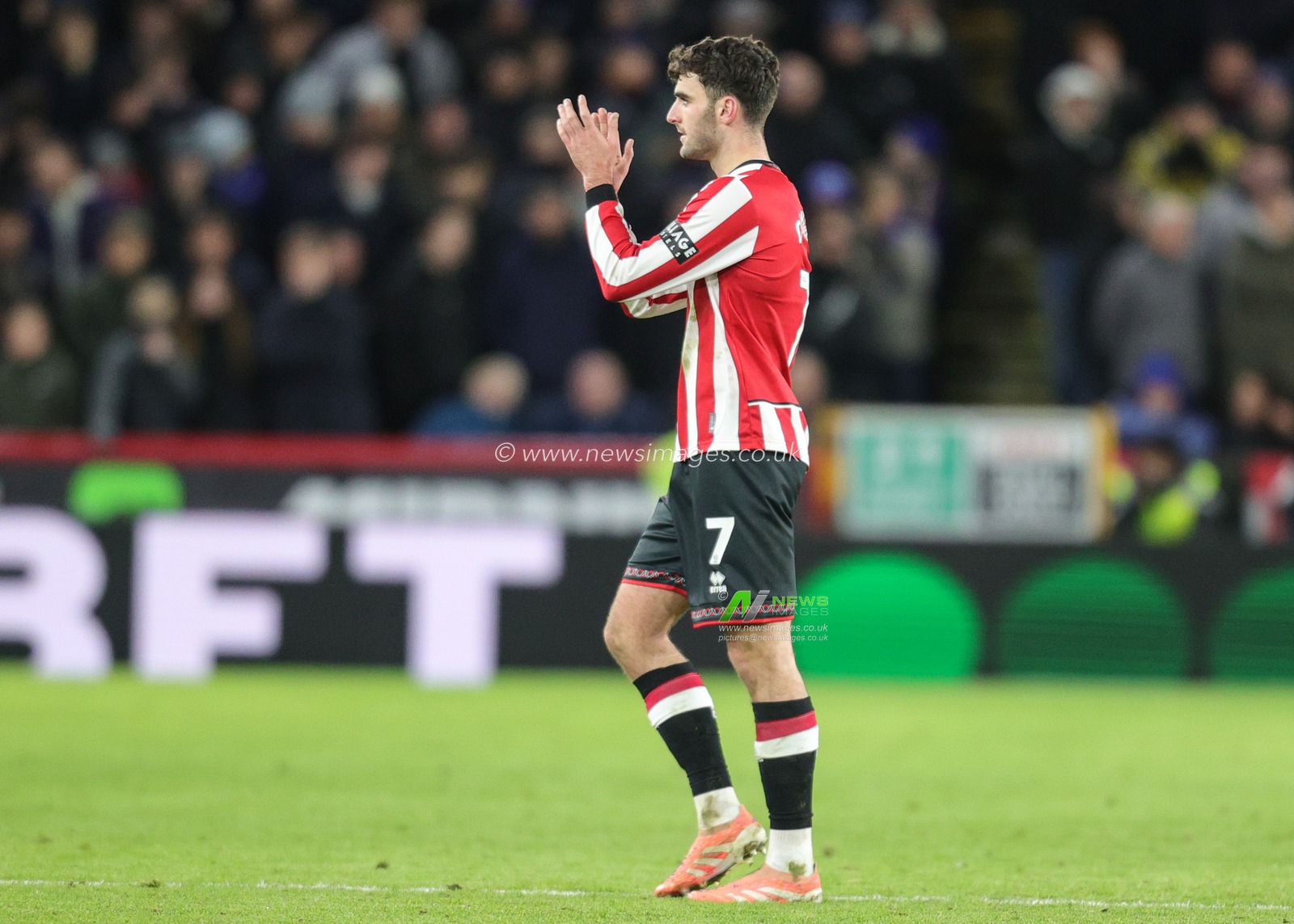 Thomas Cannon of Sheffield United applauds the fans during the Sky Bet Championship match Sheffield United vs Leicester City at Bramall Lane, Sheffield, United Kingdom, 1st January 2026

(Photo by Richard Bierton/News Images)

*** GER AUT SUI OUT ***