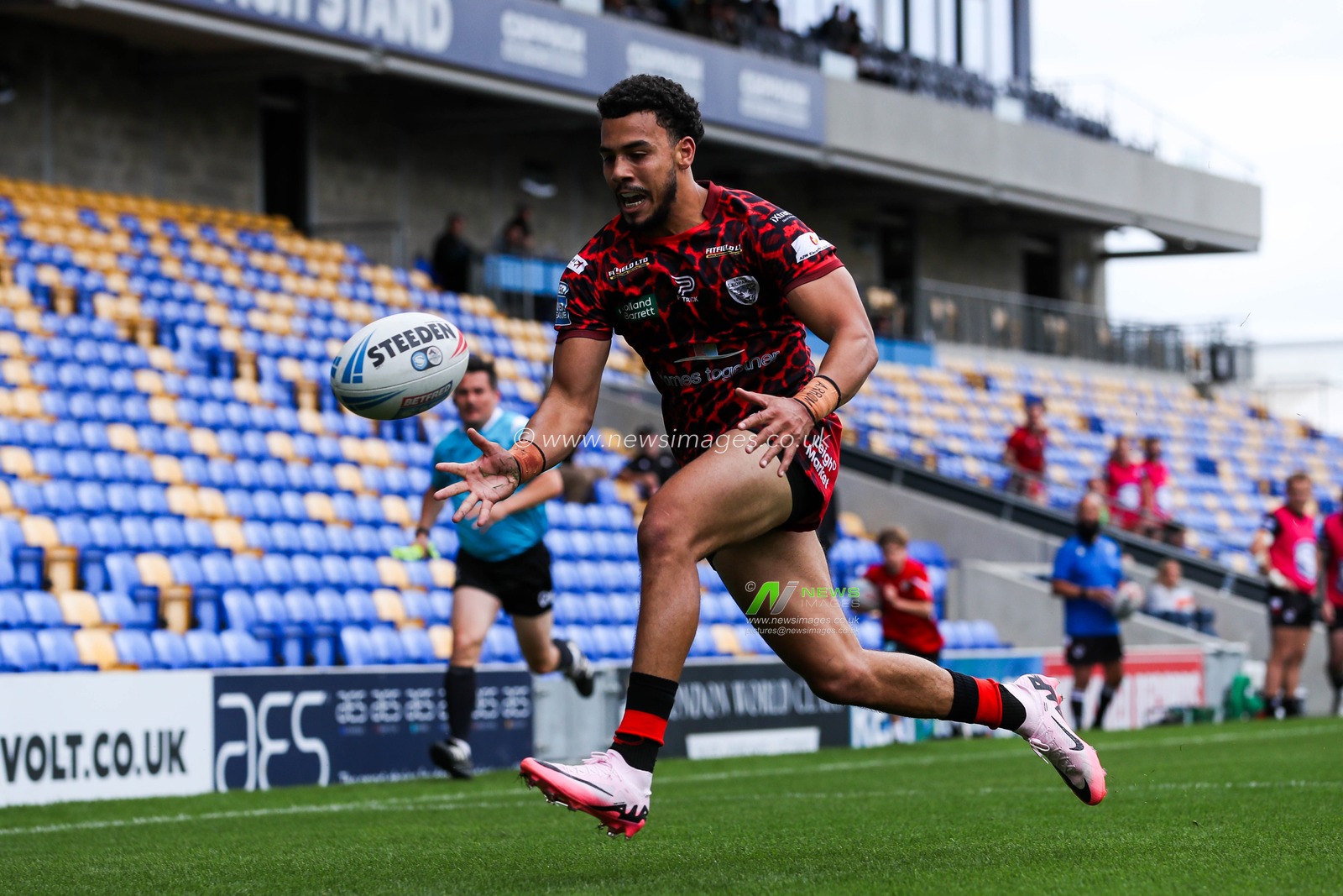 Darnell McIntosh of Leigh Leopards goes over for a try to make the score 6-4 during the Betfred Super League Round 23 match London Broncos vs Leigh Leopards at Plough Lane, Wimbledon, United Kingdom, 25th August 2024

(Photo by Izzy Poles/News Images)
