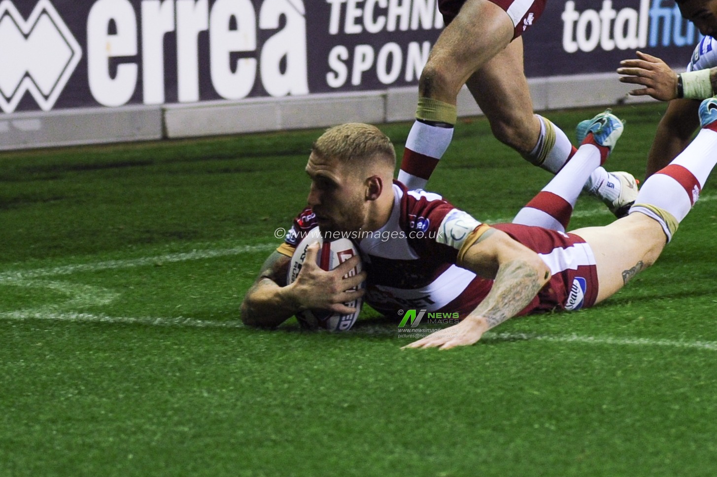 5th October 2018 , DW Stadium, Wigan, England;  Betfred Super League Super 8s Semi-Final, Wigan Warriors v Castleford Tigers ; Sam Tomkins of Wigan Warriors scores scores a try

Credit: Richard Long/News Images