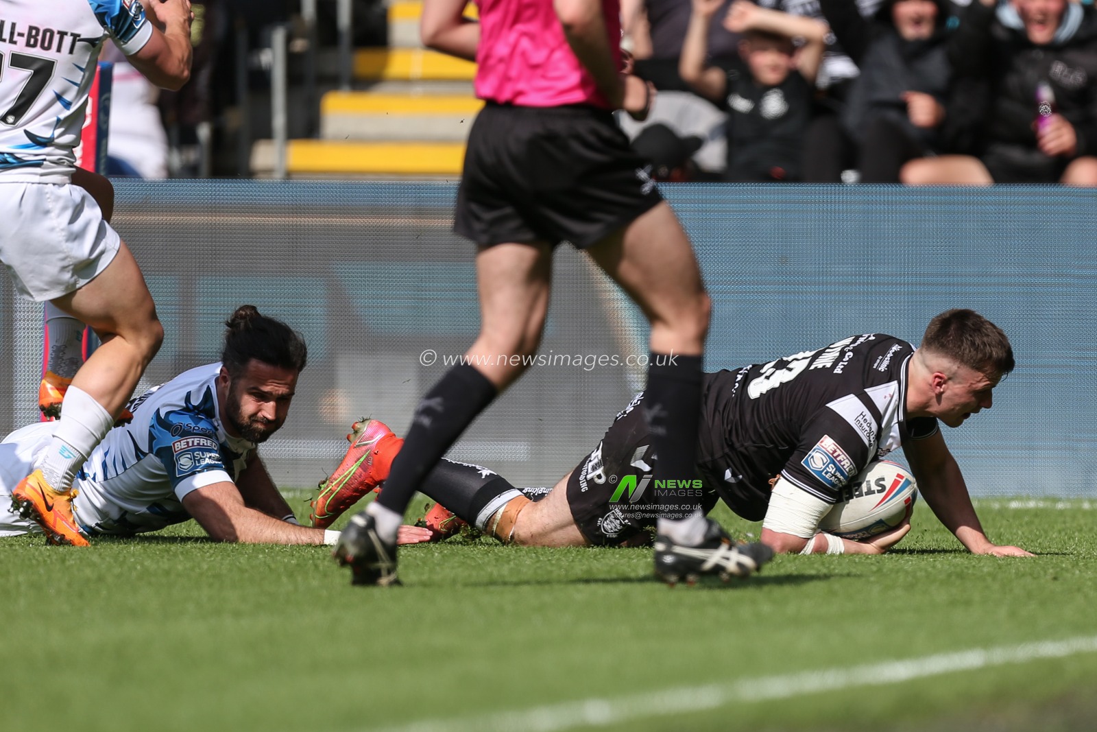 Connor Wynne #23 of Hull FC goes over for a his first try