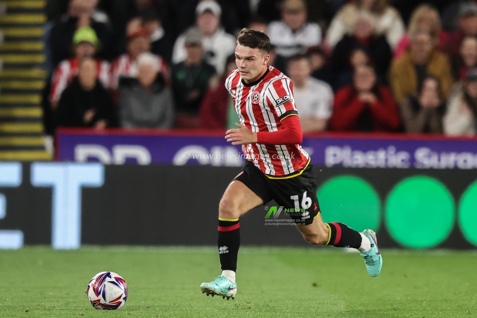 Jamie Shackleton of Sheffield United breaks with the ball during the Sky Bet Championship match Sheffield United vs Swansea City at Bramall Lane, Sheffield, United Kingdom, 2nd October 2024

(Photo by Alfie Cosgrove/News Images)