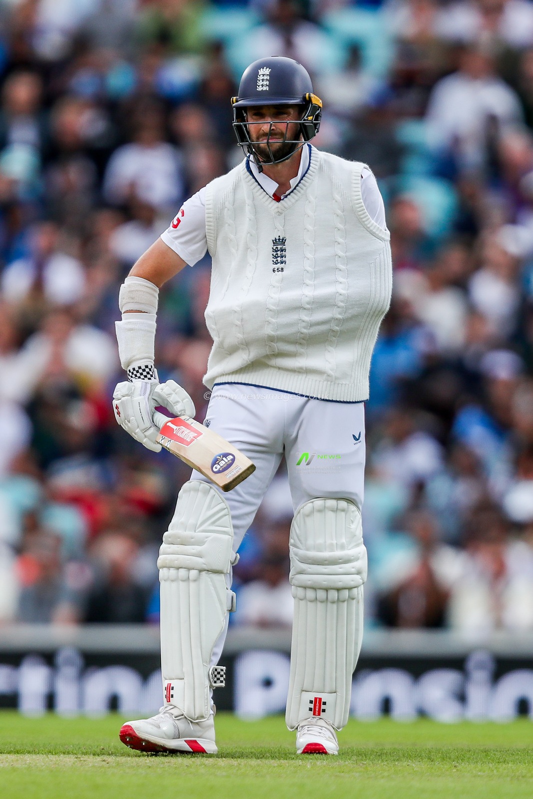 Chris Woakes of England takes to the field to bat with one arm injured during the 5th Rothesay Test Match day 5 England v India at The Kia Oval, London, United Kingdom, 4th August 2025

(Photo by Izzy Poles/News Images)