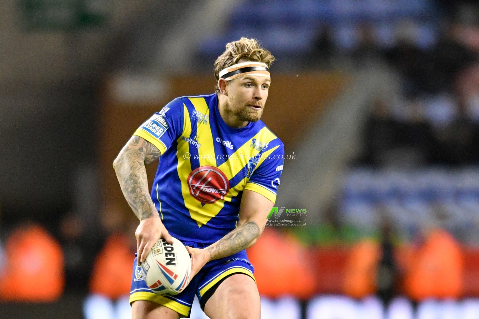 30th January 2020, DW Stadium, Wigan, England; Betfred Super League, Wigan Warriors v Warrington Wolves :Blake Austin (6) of Warrington Wolves looks for a pass