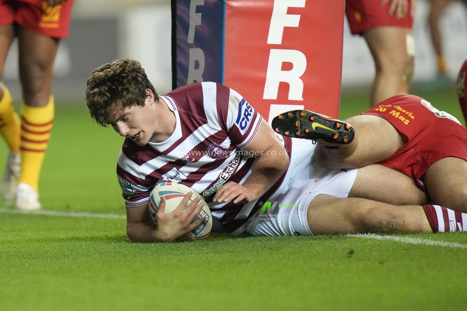 Ethan Havard #19 of Wigan Warriors dives over to score a try during the Betfred Super League match Wigan Warriors vs Catalans Dragons at DW Stadium, Wigan, United Kingdom, 2nd September 2022

(Photo by Steve Flynn/News Images)