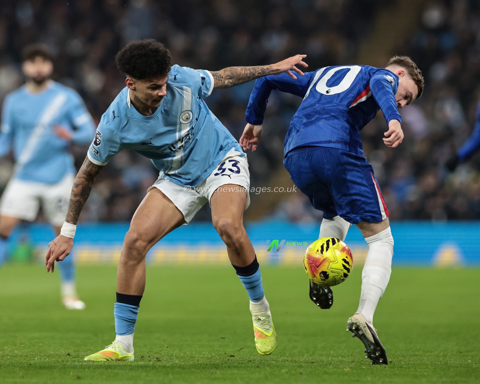 Nico O'Reilly of Manchester City and Cole Palmer of Chelsea battle for the ball during the Premier League match Manchester City vs Chelsea at Etihad Stadium, Manchester, United Kingdom, 4th January 2026

(Photo by Mark Cosgrove/News Images)

*** GER AUT SUI OUT ***